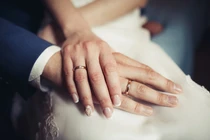 Nhẫn cưới tưởng bình thường, hóa ra là dấu hiệu phản bội chồng giấu kín