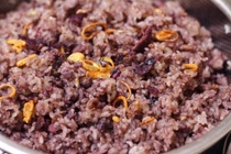 Cách làm món xôi trám cũng đòi hỏi sự cầu kỳ và tỉ mỉ. Trám được om trong nước ấm ở nhiệt độ 55–65 độ để chín mềm, giữ nguyên vị bùi béo. Sau đó, người dân tách hạt, giã nhuyễn rồi rim với thịt băm và hành phi cho dậy mùi. Ảnh Tapchidulichtphcm