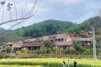 Khám phá ngôi làng cổ Bắc Hoa với 17 căn nhà trình tường độc đáo