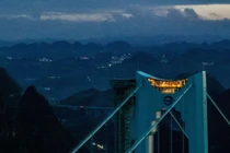 Trải nghiệm quán cà phê độc đáo lơ lửng trên cầu cao nhất thế giới