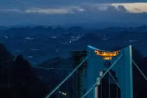 Trải nghiệm quán cà phê độc đáo lơ lửng trên cầu cao nhất thế giới