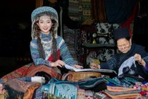 Đi Sa Pa đừng chỉ săn mây, hãy thử một lần ngồi dệt vải cùng người H’Mông