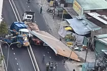 Va chạm với tấm thép trên xe đầu kéo, tài xế xe tải tử vong