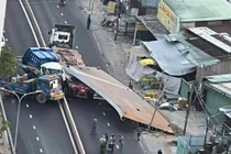 Va chạm với tấm thép trên xe đầu kéo, tài xế xe tải tử vong