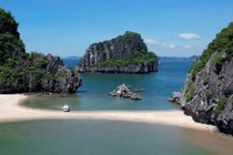 Bãi Cát Oăn đẹp như Maldives giữa vịnh Hạ Long, mê hoặc du khách