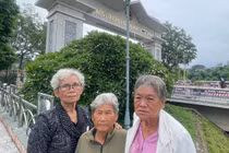 Tình bạn U80 cùng nhau vượt mưa lạnh chinh phục Fansipan