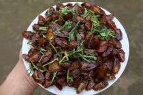 Từng bị xua đuổi vì mùi hôi, nay thành món đặc sản giá 400.000 đồng/kg