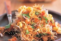 Gợi ý cách làm món mì chiên giòn sốt chua ngọt chuẩn vị Thái