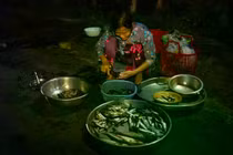 Với du khách yêu thích trải nghiệm độc đáo, ghé chợ Tha La vào những đêm mùa nước nổi sẽ là dịp để cảm nhận trọn vẹn nhịp sống miền Tây: bình dị nhưng đầy sức sống. Giữa nhịp sống hiện đại, chợ vẫn giữ được nét chân chất, mộc mạc và trở thành một phần ký ức khó quên của những ai từng đặt chân đến An Giang. Ảnh Long Hồ