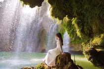 'Săn' hoa Mộc Châu, đừng bỏ lỡ thác nước xanh ngọc bích Chiềng Khoa