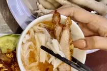 Một phần phở chấm xíu gồm bánh phở tươi, thịt xíu thái lát, rau sống và bát nước chấm nóng hổi. Chỉ cần gắp phở, kèm miếng thịt, chấm ngập nước, du khách sẽ cảm nhận hương vị hòa quyện tinh tế – vừa dân dã, vừa mới lạ.