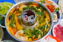 Lẩu 'than thở' món ngon dân dã mê hoặc du khách khi đến miền Tây du lịch