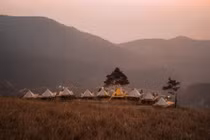 Cắm trại trên đỉnh Phượng Hoàng, ngắm mùa cỏ cháy rực rỡ ở Quảng Ninh