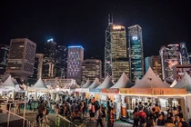 Giữa trung tâm Hồng Kông náo nhiệt, khu Central Harbourfront trở thành tâm điểm thu hút du khách khi Lễ hội Rượu vang & Ẩm thực Hồng Kông diễn ra từ ngày 23 đến 26/10/2025. Đây là một trong những sự kiện ẩm thực lớn nhất châu Á, nơi hàng trăm thương hiệu rượu vang, đầu bếp sao Michelin và các gian hàng đến từ khắp thế giới cùng hội tụ.