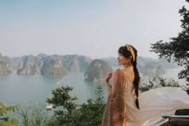 Đảo nghiêng độc đáo ở Hạ Long hút khách tắm biển, leo núi