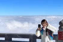 Với giới nhiếp ảnh, săn mây và đón bình minh trên đỉnh Fansipan luôn nằm trong danh sách những trải nghiệm “phải thử” ít nhất một lần. Khoảnh khắc ánh sáng đầu ngày xuyên qua mây, làm lộ ra từng lớp núi nhấp nhô của dãy Hoàng Liên Sơn mang đến cảm giác choáng ngợp, khó diễn tả bằng lời.