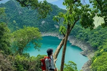 Trekking Hồ Mắt Ngọc "viên ngọc xanh" giữa rừng Hòa Bình