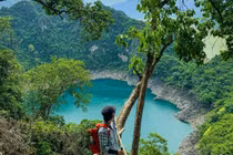 Trekking Hồ Mắt Ngọc "viên ngọc xanh" giữa rừng Hòa Bình