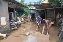 Khách Tây xắn tay dọn bùn sau lũ giúp người dân Tuyên Quang