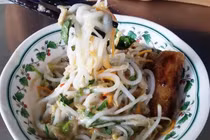 Điều gây ấn tượng ngay từ cái nhìn đầu tiên chính là hình thức của bánh. Những sợi bánh trắng, tròn, hơi to hơn bún thường, được làm từ bột gạo và bột năng pha theo tỷ lệ nhất định để tạo độ mềm dai đặc trưng.