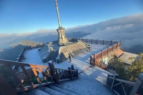 Băng tuyết phủ trắng đỉnh Fansipan trong sáng Noel