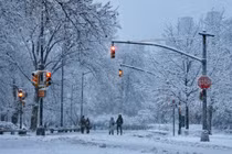 Săn tuyết ở New York vì thế không chỉ là trải nghiệm thời tiết, mà còn là hành trình hòa mình vào cuộc sống đô thị đặc trưng bậc nhất thế giới. Du khách sẽ được ngắm những con đường trắng muốt, cảm nhận hơi lạnh trong trẻo, thưởng thức những món ăn ấm nóng, gặp gỡ người dân địa phương thân thiện và khám phá một New York rất khác – thơ mộng, trầm lắng và sâu sắc hơn ngày thường. Ảnh Gary Hershorn