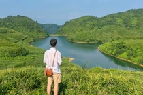 Hè về, hồ Sam Tạng trốn nóng "nạp năng lượng"