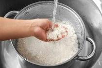 Sai lầm khi vo gạo khiến cơm mất chất