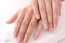 Thói quen hằng ngày giúp móng tay bớt gãy yếu, khô xước