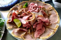 Một lần thưởng thức, hương vị tự nhiên, thanh ngọt và cách ăn tinh tế sẽ khiến ai cũng muốn quay lại, đưa món ăn này trở thành “đặc sản không thể bỏ qua” mỗi khi đến Đà Nẵng. Ảnh Internet