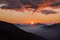 Xã Tà Xùa là xã vùng cao của huyện Bắc Yên (Sơn La), nằm ở độ cao trung bình từ 1.500 – 2.000m so với mực nước biển. Từ Hà Nội, du khách di chuyển quãng đường khoảng 250km để đến được vùng đất này. Ảnh Thời tiết Tà Xùa