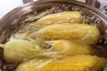 Bí quyết luộc ngô dẻo ngọt, thơm lừng chẳng kém ngoài hàng