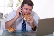 Thói quen tưởng vô hại đang hủy hoại dạ dày bạn từng ngày