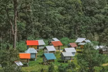 Kho lúa Măng Đen nằm trong làng Kon Tu Ma, thị trấn Măng Đen, tỉnh Kon Tum (hiện thuộc xã Măng Đen, tỉnh Quảng Ngãi) cách trung tâm khoảng 5 km. Con đường dẫn vào làng nhỏ hẹp, xen giữa những triền đồi thông và ruộng bậc thang, uốn lượn quanh co nhưng dễ đi. Từ trung tâm thị trấn, du khách chỉ cần men theo quốc lộ 24, sau đó rẽ vào con đường nhỏ có biển chỉ dẫn rõ ràng. Ảnh dulichmangden