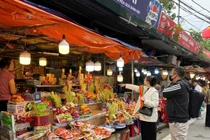 Rằm tháng Giêng, dòng người tìm về Phủ Tây Hồ gửi ước nguyện đầu năm