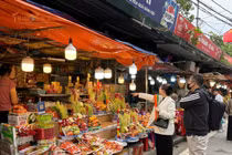 Rằm tháng Giêng, dòng người tìm về Phủ Tây Hồ gửi ước nguyện đầu năm