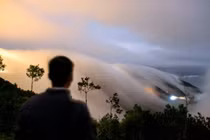 Thác mây xuất hiện ở Tà Xùa, du khách rủ nhau 'săn' cảnh hiếm