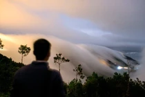 Thác mây xuất hiện ở Tà Xùa, du khách rủ nhau 'săn' cảnh hiếm