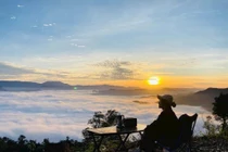 Sức hút của Đồn Đèn không chỉ đến từ cảnh quan mà còn từ cảm giác “được chạm vào tự do”. Đứng giữa đại ngàn, gió thổi lồng lộng, mây trôi dưới chân, thời gian như chậm lại. Với những người trẻ, đó là khoảnh khắc để lưu giữ những bức ảnh đẹp nhất, những giây phút an yên nhất của tuổi trẻ.