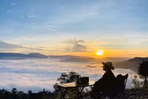 Sức hút của Đồn Đèn không chỉ đến từ cảnh quan mà còn từ cảm giác “được chạm vào tự do”. Đứng giữa đại ngàn, gió thổi lồng lộng, mây trôi dưới chân, thời gian như chậm lại. Với những người trẻ, đó là khoảnh khắc để lưu giữ những bức ảnh đẹp nhất, những giây phút an yên nhất của tuổi trẻ.