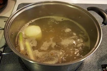 Có nên tận dụng nước luộc thịt để nấu canh?