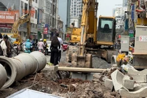 Không gian đô thị vốn đông đúc nay càng trở nên chật chội, nhếch nhác khi công trường “xen lẫn” với dòng phương tiện qua lại mỗi ngày.