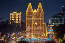 Nhìn từ xa, công trình gần 150 năm tuổi như được quấn bởi những dải lụa phát sáng, nổi bật trong đêm. Ảnh Ngo Tran Hai An