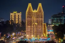 Nhìn từ xa, công trình gần 150 năm tuổi như được quấn bởi những dải lụa phát sáng, nổi bật trong đêm. Ảnh Ngo Tran Hai An