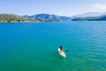 Không chỉ sở hữu cảnh quan thơ mộng, hồ Hàm Thuận còn là điểm dừng chân lý tưởng cho những ai yêu thích du lịch trải nghiệm. Du khách có thể chèo thuyền kayak trên mặt nước phẳng lặng, thả hồn theo những con sóng nhỏ lăn tăn giữa không gian tĩnh lặng. Ảnh sgtiepthi