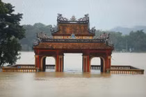 Huế dừng đón khách tham quan toàn bộ di tích vì ngập lụt