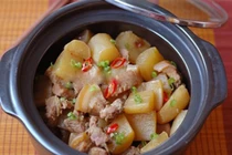 Tuy nhiên, bên cạnh những lợi ích, củ cải trắng vẫn tiềm ẩn một số rủi ro nếu sử dụng quá mức. Ăn quá nhiều, đặc biệt là củ cải sống, có thể gây kích ứng dạ dày, dẫn đến đau bụng hoặc tiêu chảy ở những người có hệ tiêu hóa nhạy cảm. Ảnh minh hoạ