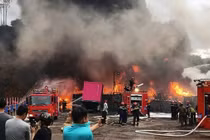 Cháy lớn tại bãi tập kết hàng hóa sau Bệnh viện Hòa Vang