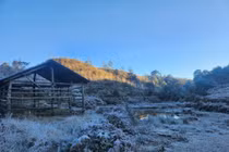 Băng giá xuất hiện lần hai ở Y Tý, cảnh sắc mờ ảo hút khách