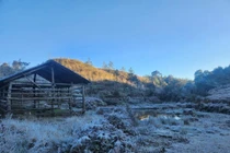 Băng giá xuất hiện lần hai ở Y Tý, cảnh sắc mờ ảo hút khách